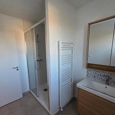 Maison Moderne Avec Jardin Proche