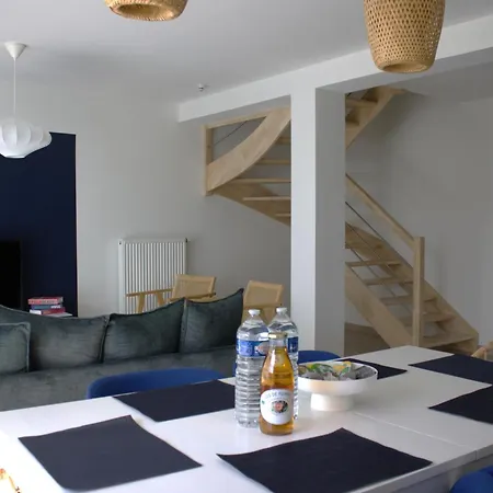 Maison Moderne Avec Jardin Proche