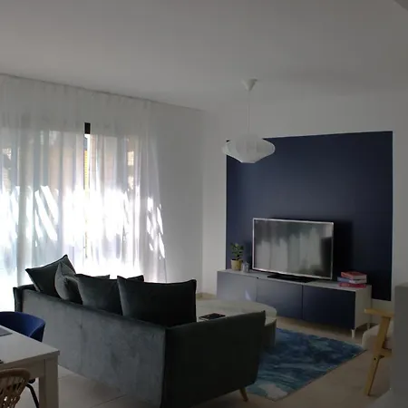 Maison Moderne Avec Jardin Proche *